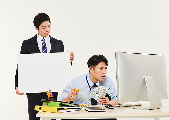 포토 JPG 스튜디오촬영 배너 응시 남자 비즈니스 사각프레임 광고판 알림판 실내 서기 들기 앉기 정장 상반신 20대 성인 두명 앞모습 컴퓨터 청춘 한국인 잡기 비즈니스맨 돈다발 동료 성인남자만 가상화폐 국내포토 시선 옷 뷰포인트 컨셉 돈 관계 모션 프레임 사람 동양인 청년 내부 전자제품 사각형 직장인 판 남자만 성인만 파일형식