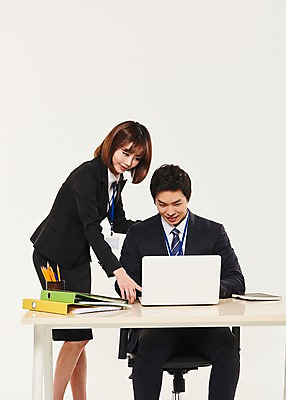 포토 JPG 스튜디오촬영 응시 여자 남자 비즈니스 실내 서기 미소 앉기 정장 상반신 20대 성인 두명 앞모습 노트북 청춘 연필 한국인 가리킴 비즈니스맨 비즈니스우먼 동료 파일 국내포토 시선 옷 뷰포인트 컨셉 관계 모션 학용품 표정 사람 동양인 손짓 청년 내부 전자제품 필기구 직장인 파일형식