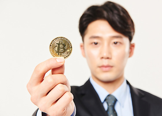 포토 JPG 스튜디오촬영 남자 비즈니스 실내 한명 서기 들기 정장 상반신 20대 성인 앞모습 청춘 한개 한국인 비즈니스맨 성인남자한명만 가상화폐 국내포토 1 옷 뷰포인트 컨셉 돈 모션 사람 동양인 청년 내부 직장인 남자한명만 성인남자만 파일형식