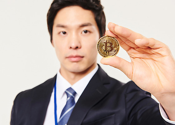 포토 JPG 스튜디오촬영 남자 비즈니스 실내 한명 서기 들기 정장 상반신 20대 성인 앞모습 청춘 한국인 잡기 비즈니스맨 성인남자한명만 가상화폐 국내포토 1 옷 뷰포인트 컨셉 돈 모션 사람 동양인 청년 내부 직장인 남자한명만 성인남자만 파일형식