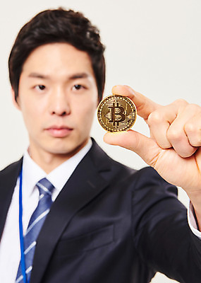 포토 JPG 스튜디오촬영 남자 비즈니스 실내 한명 서기 들기 정장 상반신 20대 성인 앞모습 청춘 한국인 비즈니스맨 성인남자한명만 가상화폐 국내포토 1 옷 뷰포인트 컨셉 돈 모션 사람 동양인 청년 내부 직장인 남자한명만 성인남자만 파일형식