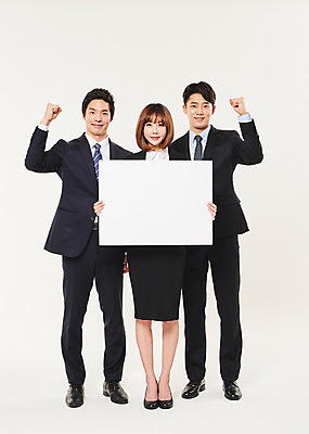 포토 JPG 스튜디오촬영 전신 배너 여자 남자 비즈니스 사각프레임 광고판 알림판 실내 서기 미소 들기 정장 20대 성인 앞모습 세명 청춘 파이팅 주먹 한국인 잡기 비즈니스맨 비즈니스우먼 동료 성인만 국내포토 옷 뷰포인트 컨셉 관계 모션 프레임 표정 사람 동양인 청년 내부 사각형 직장인 판 파일형식