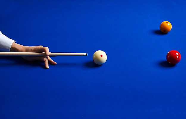 포토 JPG 손 남자 스포츠용품 스포츠 포즈 실내 근접촬영 신체부위 파란색 세개 당구 오브젝트 큐 당구공 당구용품 당구대 당구채 당구장 국내포토 뷰포인트 컬러 공 3 사람 내부 구기 파일형식