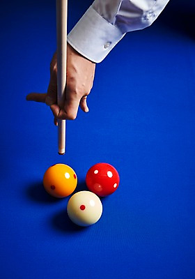 포토 JPG 손 남자 스포츠용품 스포츠 포즈 실내 근접촬영 신체부위 파란색 당구 오브젝트 큐 당구공 당구용품 당구대 당구채 당구장 국내포토 뷰포인트 컬러 공 사람 내부 구기 파일형식