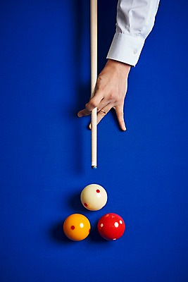 포토 JPG 손 남자 스포츠용품 스포츠 포즈 실내 근접촬영 신체부위 파란색 세개 당구 오브젝트 큐 당구공 당구용품 당구대 당구채 당구장 국내포토 뷰포인트 컬러 공 3 사람 내부 구기 파일형식