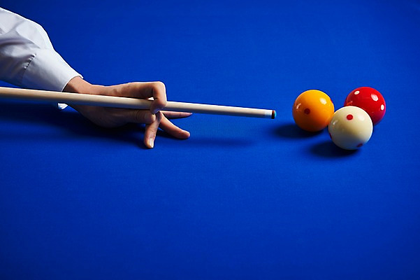 포토 JPG 손 남자 스포츠용품 스포츠 포즈 실내 근접촬영 신체부위 파란색 세개 당구 오브젝트 큐 당구공 당구용품 당구대 당구채 당구장 국내포토 뷰포인트 컬러 공 3 사람 내부 구기 파일형식