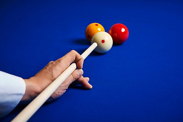 포토 JPG 손 남자 스포츠용품 스포츠 포즈 실내 근접촬영 신체부위 파란색 세개 당구 오브젝트 큐 당구공 당구용품 당구대 당구채 당구장 국내포토 뷰포인트 컬러 공 3 사람 내부 구기 파일형식