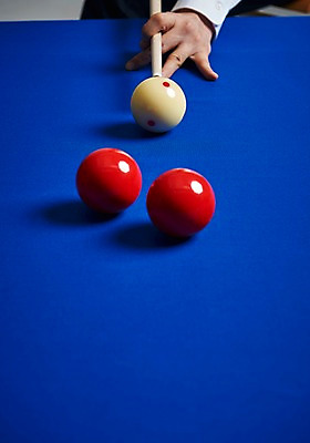 포토 JPG 손 남자 스포츠용품 스포츠 포즈 실내 근접촬영 신체부위 파란색 당구 오브젝트 큐 당구공 당구용품 당구대 당구채 당구장 국내포토 뷰포인트 컬러 공 사람 내부 구기 파일형식