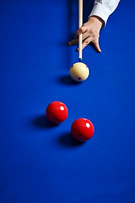 포토 JPG 손 남자 스포츠용품 스포츠 포즈 실내 근접촬영 신체부위 파란색 세개 당구 오브젝트 큐 당구공 당구용품 당구대 당구채 당구장 국내포토 뷰포인트 컬러 공 3 사람 내부 구기 파일형식