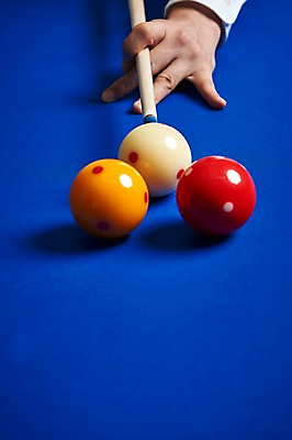 포토 JPG 손 남자 스포츠용품 스포츠 포즈 실내 근접촬영 신체부위 파란색 세개 당구 오브젝트 큐 당구공 당구용품 당구대 당구채 당구장 국내포토 뷰포인트 컬러 공 3 사람 내부 구기 파일형식