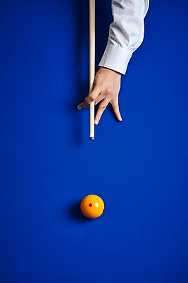 포토 JPG 손 남자 스포츠용품 스포츠 포즈 실내 근접촬영 신체부위 파란색 한개 당구 오브젝트 큐 당구공 당구용품 당구대 당구채 당구장 국내포토 1 뷰포인트 컬러 공 사람 내부 구기 파일형식