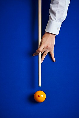 포토 JPG 손 남자 스포츠용품 스포츠 포즈 실내 근접촬영 신체부위 파란색 한개 당구 오브젝트 큐 당구공 당구용품 당구대 당구채 당구장 국내포토 1 뷰포인트 컬러 공 사람 내부 구기 파일형식