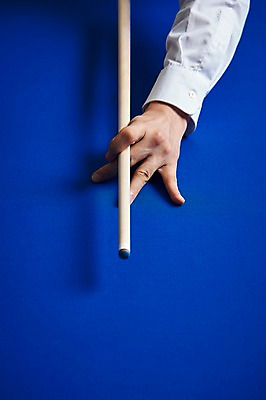 포토 JPG 손 남자 포즈 실내 근접촬영 신체부위 파란색 한개 당구 오브젝트 큐 당구채 당구장 국내포토 1 뷰포인트 컬러 사람 내부 구기 당구용품 파일형식