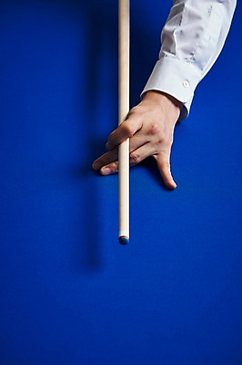 포토 JPG 손 남자 포즈 실내 근접촬영 신체부위 파란색 한개 당구 오브젝트 큐 당구채 당구장 국내포토 1 뷰포인트 컬러 사람 내부 구기 당구용품 파일형식