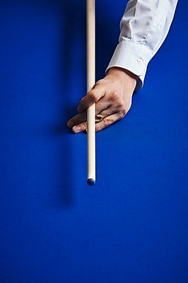 포토 JPG 손 남자 포즈 실내 근접촬영 신체부위 파란색 한개 당구 오브젝트 큐 당구채 당구장 국내포토 1 뷰포인트 컬러 사람 내부 구기 당구용품 파일형식