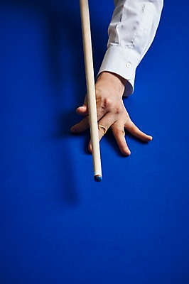 포토 JPG 손 남자 포즈 실내 근접촬영 신체부위 파란색 한개 당구 오브젝트 큐 당구채 당구장 국내포토 1 뷰포인트 컬러 사람 내부 구기 당구용품 파일형식