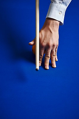 포토 JPG 손 남자 포즈 실내 근접촬영 신체부위 파란색 한개 당구 오브젝트 큐 당구채 당구장 국내포토 1 뷰포인트 컬러 사람 내부 구기 당구용품 파일형식