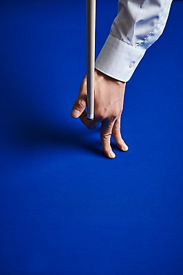 포토 JPG 손 남자 포즈 실내 근접촬영 신체부위 파란색 한개 당구 오브젝트 큐 당구채 당구장 국내포토 1 뷰포인트 컬러 사람 내부 구기 당구용품 파일형식