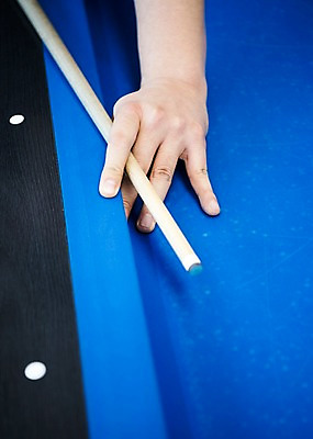 포토 JPG 손 포즈 실내 근접촬영 신체부위 파란색 한개 당구 오브젝트 큐 당구채 당구장 국내포토 1 뷰포인트 컬러 사람 내부 구기 당구용품 파일형식