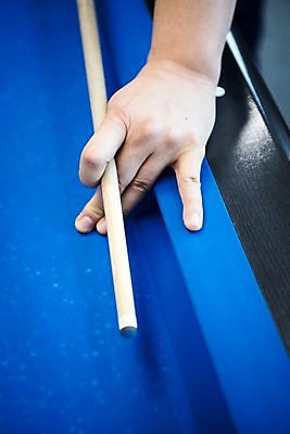 포토 JPG 손 포즈 실내 근접촬영 신체부위 파란색 한개 당구 오브젝트 큐 당구채 당구장 국내포토 1 뷰포인트 컬러 사람 내부 구기 당구용품 파일형식