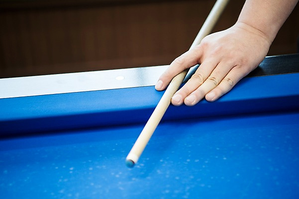 포토 JPG 손 포즈 실내 근접촬영 신체부위 파란색 한개 당구 오브젝트 큐 당구채 당구장 국내포토 1 뷰포인트 컬러 사람 내부 구기 당구용품 파일형식