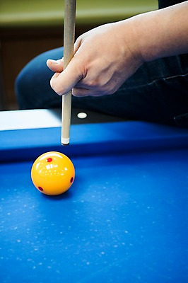 포토 JPG 손 스포츠용품 스포츠 포즈 실내 근접촬영 신체부위 파란색 한개 당구 오브젝트 큐 당구공 당구용품 당구대 당구채 당구장 국내포토 1 뷰포인트 컬러 공 사람 내부 구기 파일형식