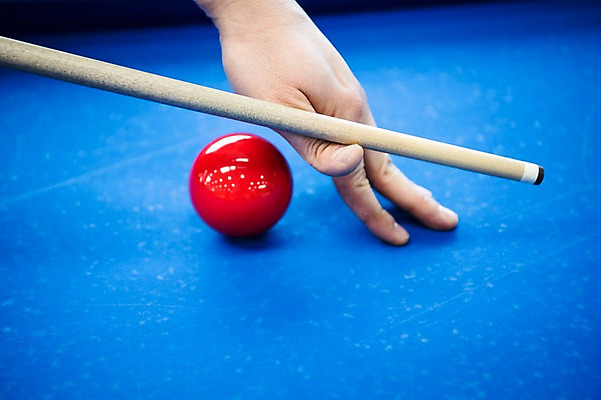 포토 JPG 손 스포츠용품 스포츠 포즈 실내 근접촬영 신체부위 파란색 한개 당구 오브젝트 큐 당구공 당구용품 당구대 당구채 당구장 국내포토 1 뷰포인트 컬러 공 사람 내부 구기 파일형식