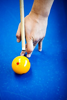 포토 JPG 손 스포츠용품 스포츠 포즈 실내 근접촬영 신체부위 파란색 한개 당구 오브젝트 큐 당구공 당구용품 당구대 당구채 국내포토 1 뷰포인트 컬러 공 사람 내부 구기 파일형식