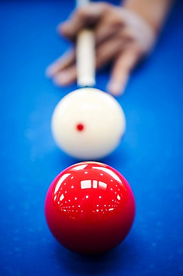 포토 JPG 손 스포츠용품 스포츠 포즈 실내 근접촬영 아웃포커스 신체부위 파란색 두개 당구 오브젝트 큐 당구공 당구용품 당구대 당구채 국내포토 뷰포인트 컬러 2 공 촬영기법 사람 내부 구기 파일형식