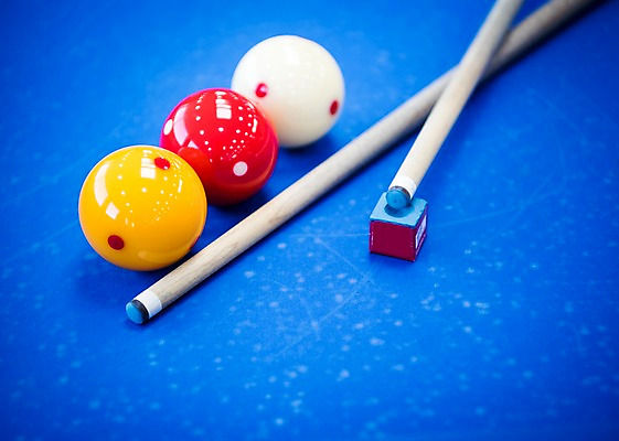 포토 JPG 스포츠용품 스포츠 실내 근접촬영 사람없음 파란색 여러개 당구 오브젝트 큐 초크 당구공 당구용품 당구대 당구채 당구장 국내포토 뷰포인트 컬러 다수 공 내부 구기 파일형식
