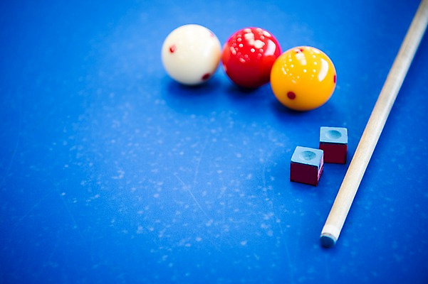 포토 JPG 스포츠용품 스포츠 실내 근접촬영 사람없음 파란색 여러개 당구 오브젝트 큐 초크 당구공 당구용품 당구대 당구채 국내포토 뷰포인트 컬러 다수 공 내부 구기 파일형식