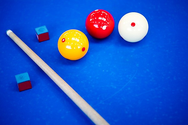 포토 JPG 스포츠용품 스포츠 실내 근접촬영 사람없음 파란색 여러개 당구 오브젝트 큐 초크 당구공 당구용품 당구대 당구채 당구장 국내포토 뷰포인트 컬러 다수 공 내부 구기 파일형식