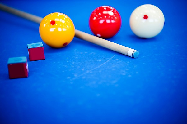 포토 JPG 스포츠용품 스포츠 실내 근접촬영 사람없음 파란색 여러개 당구 오브젝트 초크 당구공 당구용품 당구대 당구채 당구장 국내포토 뷰포인트 컬러 다수 공 내부 구기 파일형식