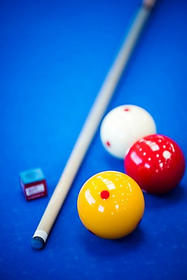 포토 JPG 스포츠용품 스포츠 실내 근접촬영 사람없음 파란색 여러개 당구 오브젝트 큐 초크 당구공 당구용품 당구대 당구채 당구장 국내포토 뷰포인트 컬러 다수 공 내부 구기 파일형식