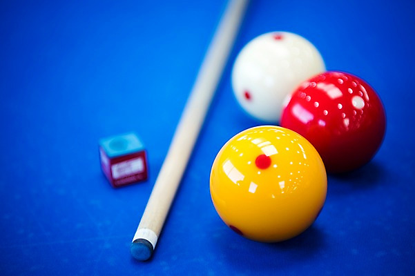 포토 JPG 스포츠용품 스포츠 실내 근접촬영 사람없음 파란색 여러개 당구 오브젝트 큐 초크 당구공 당구용품 당구대 당구채 국내포토 뷰포인트 컬러 다수 공 내부 구기 파일형식