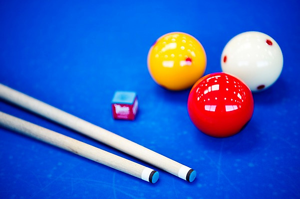포토 JPG 스포츠용품 스포츠 실내 근접촬영 사람없음 파란색 세개 당구 오브젝트 큐 초크 당구공 당구용품 당구대 당구채 당구장 국내포토 뷰포인트 컬러 공 3 내부 구기 파일형식