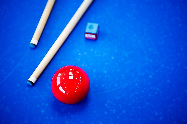 포토 JPG 스포츠용품 스포츠 실내 근접촬영 사람없음 파란색 한개 당구 오브젝트 큐 초크 당구공 당구용품 당구대 당구채 당구장 국내포토 1 뷰포인트 컬러 공 내부 구기 파일형식