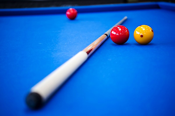 포토 JPG 스포츠용품 스포츠 실내 근접촬영 사람없음 파란색 여러개 당구 오브젝트 큐 당구공 당구용품 당구대 당구채 당구장 국내포토 뷰포인트 컬러 다수 공 내부 구기 파일형식