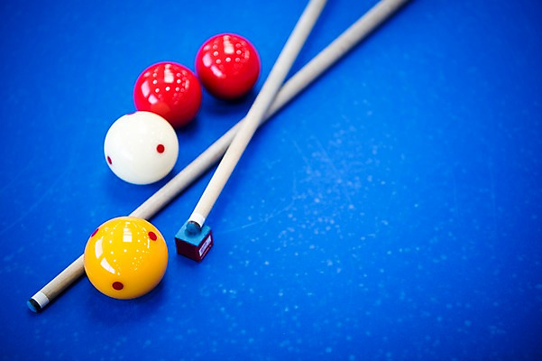포토 JPG 스포츠용품 스포츠 실내 근접촬영 사람없음 파란색 여러개 두개 당구 오브젝트 큐 초크 당구공 당구용품 당구대 당구채 국내포토 뷰포인트 컬러 다수 2 공 내부 구기 파일형식