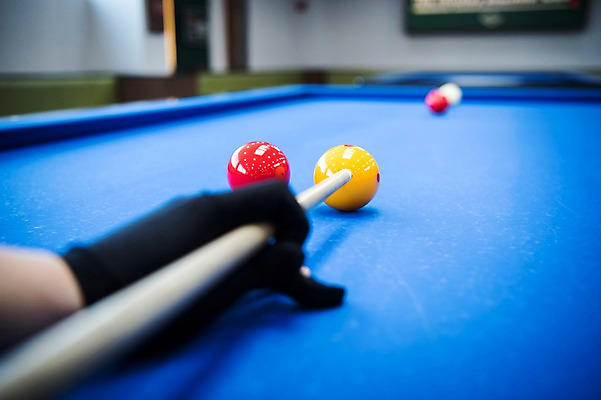 포토 JPG 손 스포츠용품 스포츠 포즈 실내 근접촬영 신체부위 파란색 여러개 당구 오브젝트 큐 당구공 당구용품 당구대 당구채 당구장갑 국내포토 뷰포인트 컬러 다수 공 사람 내부 구기 파일형식
