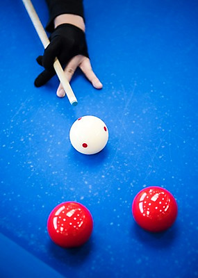 포토 JPG 손 스포츠용품 스포츠 포즈 실내 근접촬영 신체부위 파란색 여러개 당구 오브젝트 큐 당구공 당구용품 당구대 당구채 당구장 당구장갑 국내포토 뷰포인트 컬러 다수 공 사람 내부 구기 파일형식