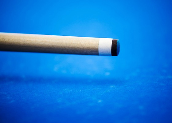 포토 JPG 실내 근접촬영 사람없음 파란색 한개 당구 오브젝트 큐 당구대 당구채 당구장 국내포토 1 뷰포인트 컬러 내부 구기 당구용품 파일형식