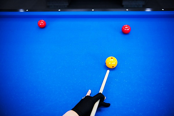 포토 JPG 손 스포츠용품 스포츠 포즈 실내 근접촬영 신체부위 파란색 여러개 당구 오브젝트 큐 당구공 당구용품 당구대 당구채 당구장 국내포토 뷰포인트 컬러 다수 공 사람 내부 구기 파일형식