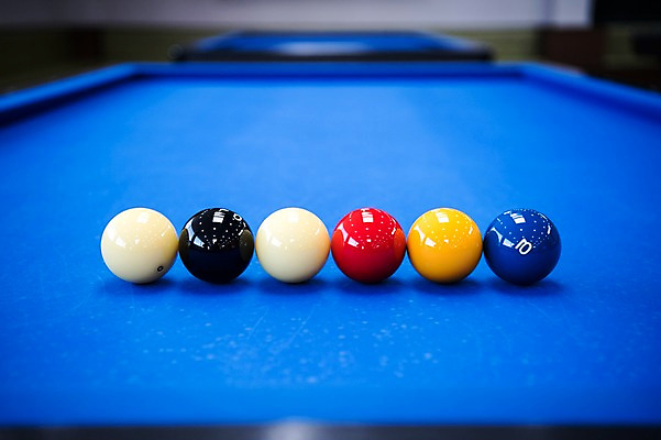 포토 JPG 스포츠용품 스포츠 실내 근접촬영 사람없음 파란색 컬러풀 여러개 당구 오브젝트 당구공 당구용품 일렬 당구대 당구장 국내포토 뷰포인트 컬러 다수 공 내부 구기 파일형식