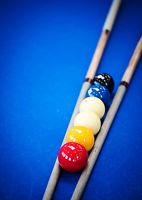 포토 JPG 스포츠용품 스포츠 실내 근접촬영 사람없음 파란색 컬러풀 여러개 두개 당구 오브젝트 큐 당구공 당구용품 일렬 당구대 당구채 국내포토 뷰포인트 컬러 다수 2 공 내부 구기 파일형식