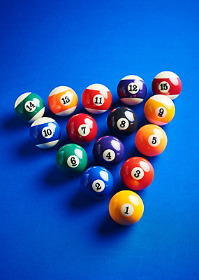 포토 JPG 스포츠용품 스포츠 실내 근접촬영 사람없음 파란색 컬러풀 숫자 여러개 당구 배열 오브젝트 당구공 당구용품 당구대 국내포토 문자 뷰포인트 컬러 다수 공 내부 구기 파일형식