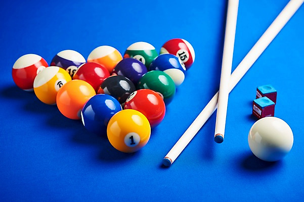 포토 JPG 스포츠용품 스포츠 실내 근접촬영 사람없음 파란색 컬러풀 숫자 여러개 당구 오브젝트 큐 초크 당구공 당구용품 당구대 당구채 국내포토 문자 뷰포인트 컬러 다수 공 내부 구기 파일형식