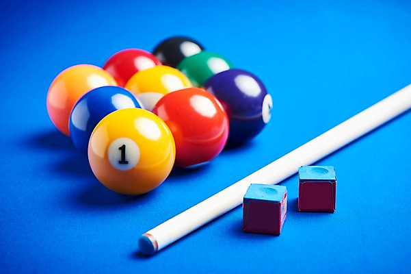 포토 JPG 스포츠용품 스포츠 실내 근접촬영 사람없음 파란색 컬러풀 숫자 여러개 당구 오브젝트 큐 초크 당구공 당구용품 당구대 당구채 국내포토 문자 뷰포인트 컬러 다수 공 내부 구기 파일형식