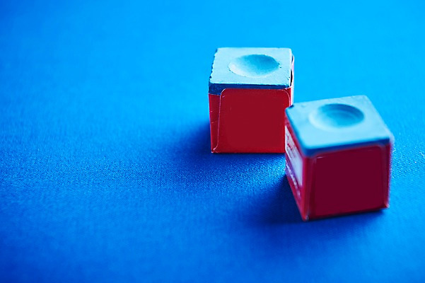 포토 JPG 실내 근접촬영 사람없음 파란색 두개 당구 오브젝트 초크 정사각형 당구대 당구장 국내포토 도형 뷰포인트 컬러 2 내부 구기 파일형식