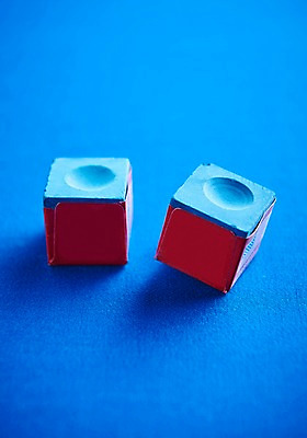 포토 JPG 실내 근접촬영 사람없음 파란색 두개 당구 오브젝트 초크 정사각형 당구대 국내포토 도형 뷰포인트 컬러 2 내부 구기 파일형식